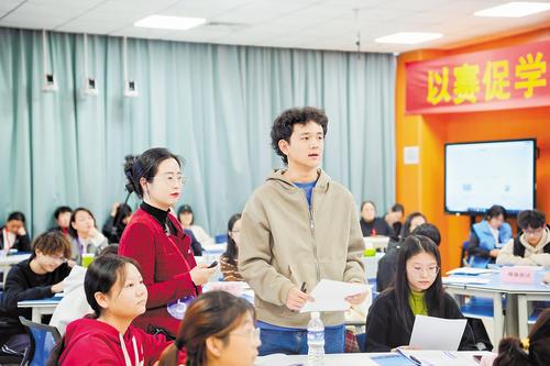 11月2日，河北科技工程职业技术大学教师张诗佳（左）参加河北省2024年高校生涯发展教育与就业指导课程教学大赛。 河北科技工程职业技术大学供图