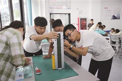 内蒙古云谷数字人力资源服务产业园北京匠成教育科技有限公司内蒙古数字经济产教融合基地学生培训。