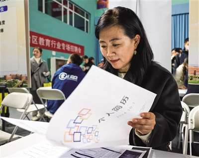 招聘单位工作人员翻看学生简历。