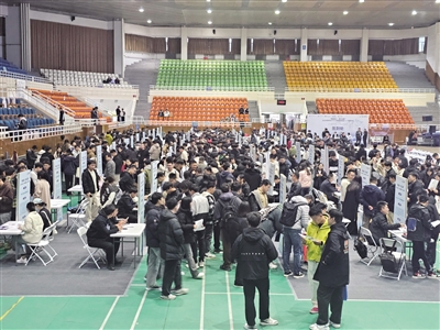 招聘会现场。