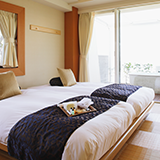 わかる方教えてください。 １月にトリプラというサイトから旅館を予約しました。宿泊は３月です。 事前決済でしたので１月にクレカで予約と同時に支払いをしました。 ですが１名来られなくなってしまい旅館に人数減員の連絡をいれました。 その後カードの利用枠を確認したら人数減員後の合計金額が減っていたので最初の予約と合わせて現在２重で支払っている状況です。 何日後かに変更の処理はされますかね？ もし経験者の方いましたらご回答よろしくお願いいたします。 人数減員の連絡をしたのは最近です。